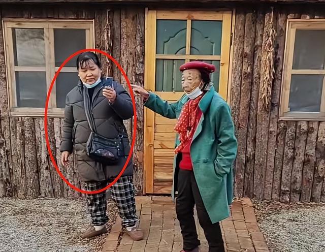 85岁马玉琴参观农家院,还找摄影全程跟拍,网友:真把自己当盘菜