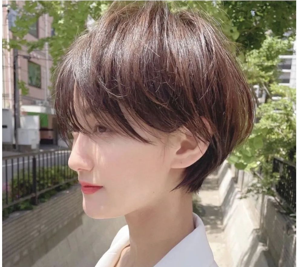 短发 今夏最火短发来了，挂耳短发纹理烫，潮流发色就是不一样