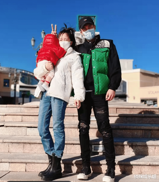 杜淳|杜淳带妻女旅行，王灿变老公人形挂件秀足恩爱，女儿露正脸像爸爸