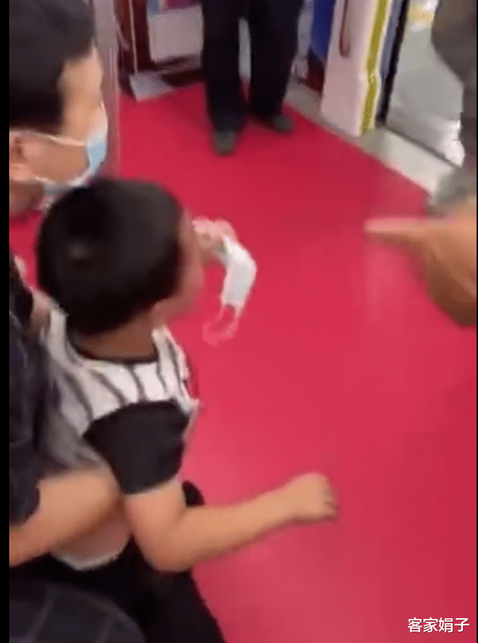 地铁上女人崩溃尖叫指责6岁男童:一屁股坐我大腿上还摸我的胸!