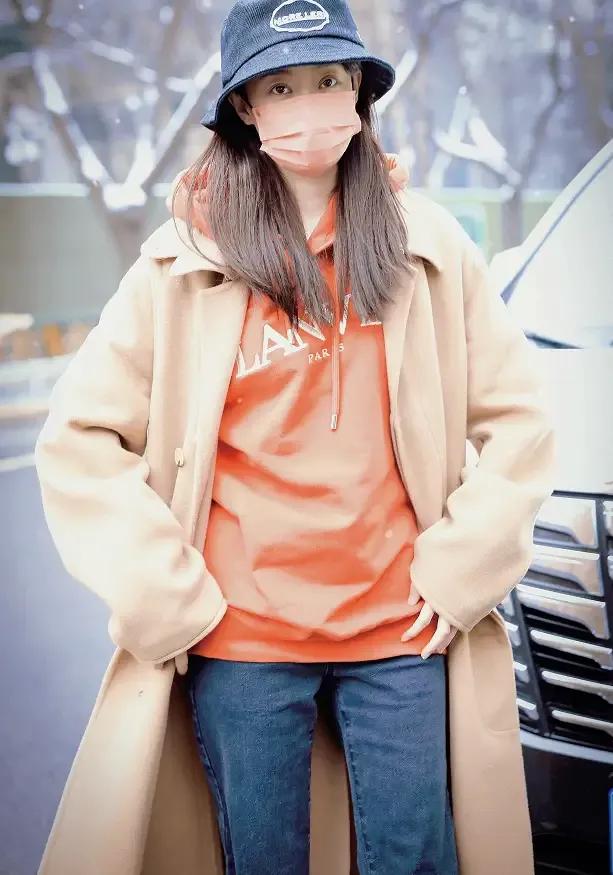 吉克隽逸|春晚二排！赵丽颖6千羽绒服好廉价，吉克隽逸穿短裙露腿冻得通红