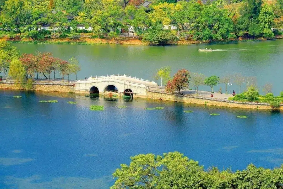 广东省|广东有“岭南明珠”美誉的湖泊景点，将青山秀水融为一体