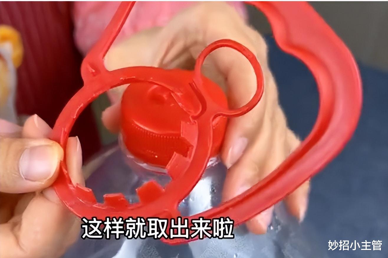 油桶提手太有用了,在衣柜里放10个,空间立马大3-5倍,涨知识