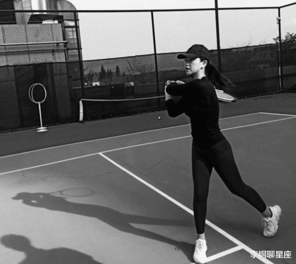 朱珠|38岁朱珠大方晒性感照！穿紫色内衣秀事业线，皮肤白嫩酒窝抢镜