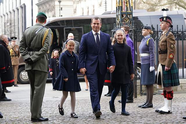 夏洛|女王曾孙辈初长成！乔治仪态大有长进，小夏大方稳重，米娅真可爱