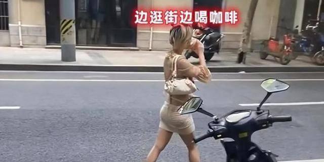 回顾女子穿着独特细绳缠腰，不在意路人拍照，对着镜头自信的微笑