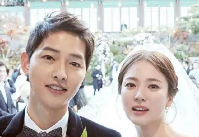 宋仲基|宋慧乔离婚后皮肤仍紧致年轻，宋仲基却显衰老，新照片有点认不出