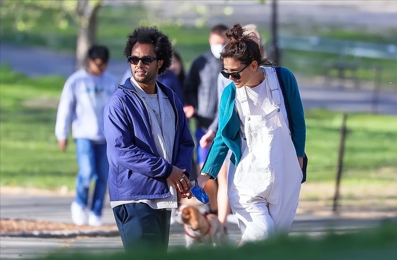 汤姆·克鲁斯|前阿汤嫂首次带黑人小男友走红毯！穿黄裙扮嫩，小10岁男友真显老