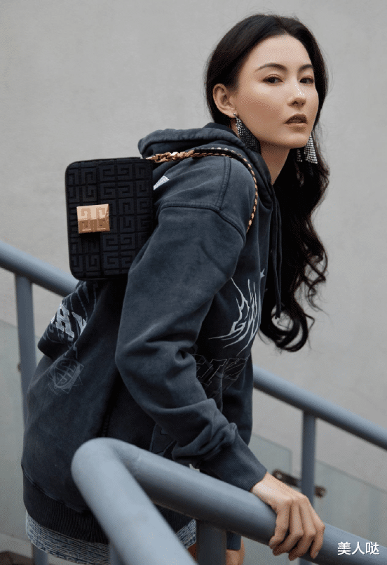 张柏芝|张柏芝真是老天爷追着喂饭吃！普通得不能再普通的卫衣，她穿都高级