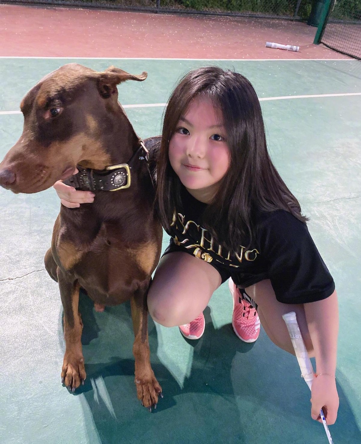 穿衣搭配|王诗龄越来越像李湘了，穿一身大牌现身商场，很有富家小姐的风范