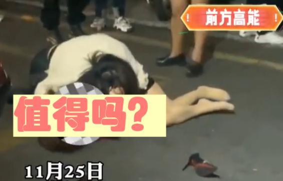 浙江:两名女子当街撕打,知情人:都是男人惹的祸,原配真可怜!