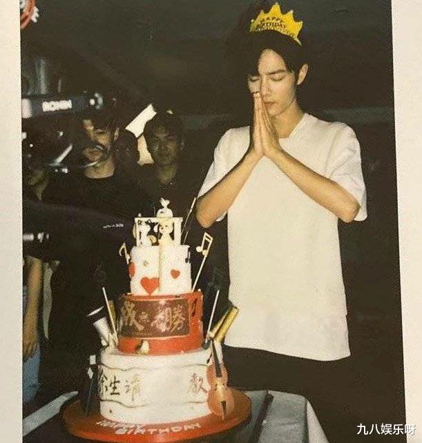 肖战|肖战发文庆《余生》,评论区细节成亮点:肖战慢慢回来了