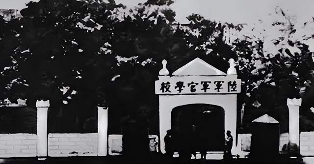 83年一汉奸身份曝光,妻子回忆:难怪当年穿得阔绰,却悄悄吃馒头