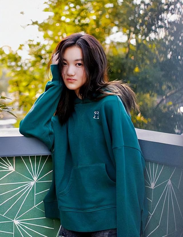 王菲|王菲的女儿16岁了，叛逆又性感胆量不输妈妈，网友：风尘味好重