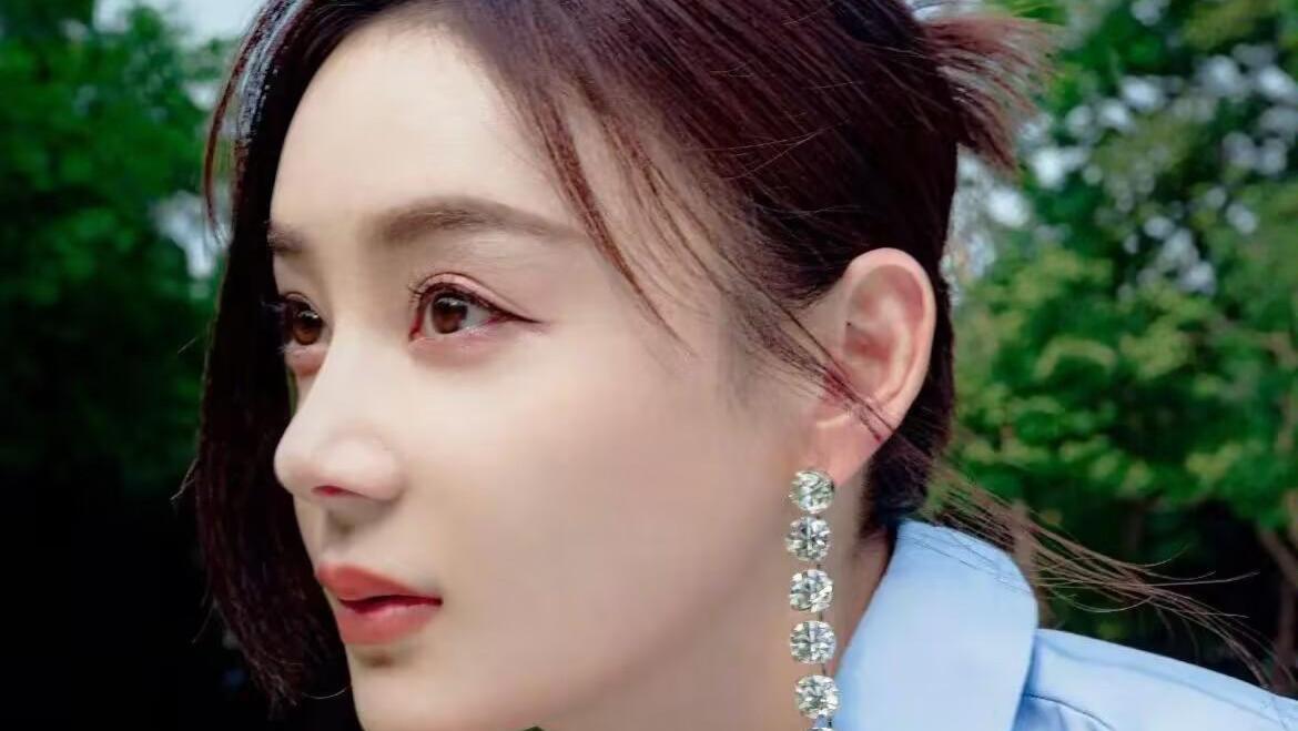 穿衣搭配|袁姗姗带火一种混搭叫“里面去上班，外面去约会”，显瘦又时髦