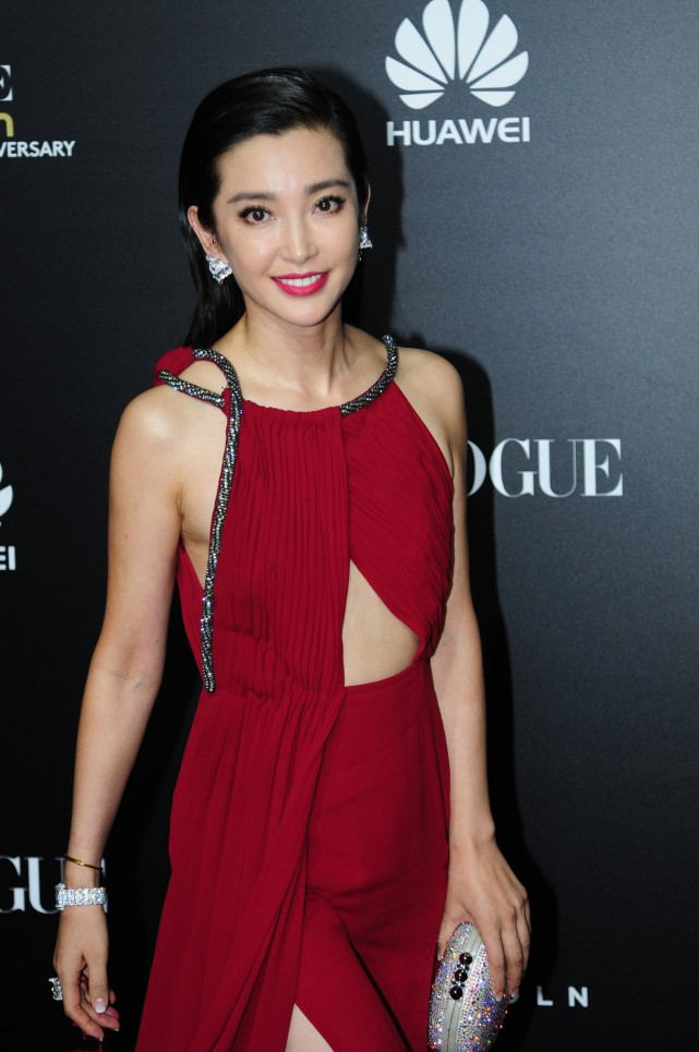 李冰冰|李冰冰挺会博人关注的，穿红裙腰间“露个洞”，凹出小蛮腰挺美的