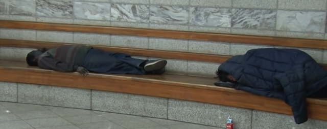 男子在脸上涂满鞋油,流浪10年,真相令人动容