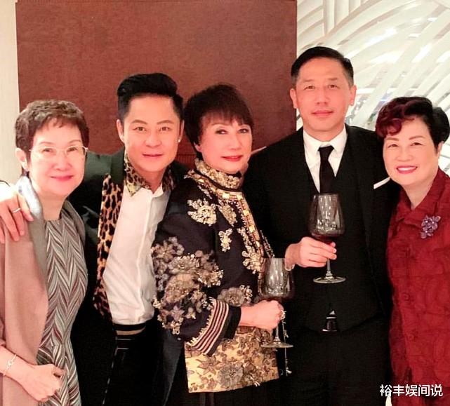 邓光荣|邓光荣遗孀与姜大卫夫妇聚会!71岁好优雅,老公离世11年仍单身