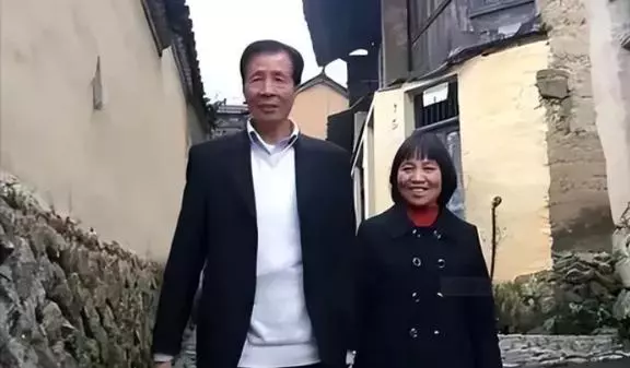 13年西班牙亿万富翁游浙江,爱上60岁小卖部大妈,大妈却拒绝领证
