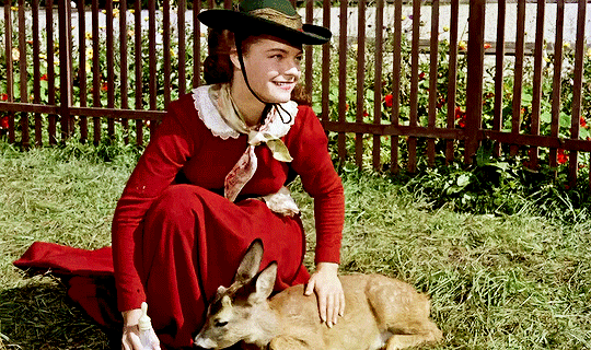 张纯烨|方脸溜肩宽眼距的罗密·施奈德为什么在《茜茜公主》里美得发光?