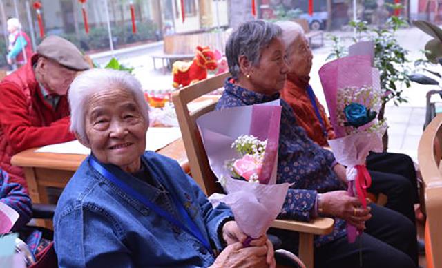 小夫妻生了娃,一般的公婆会怎么做?