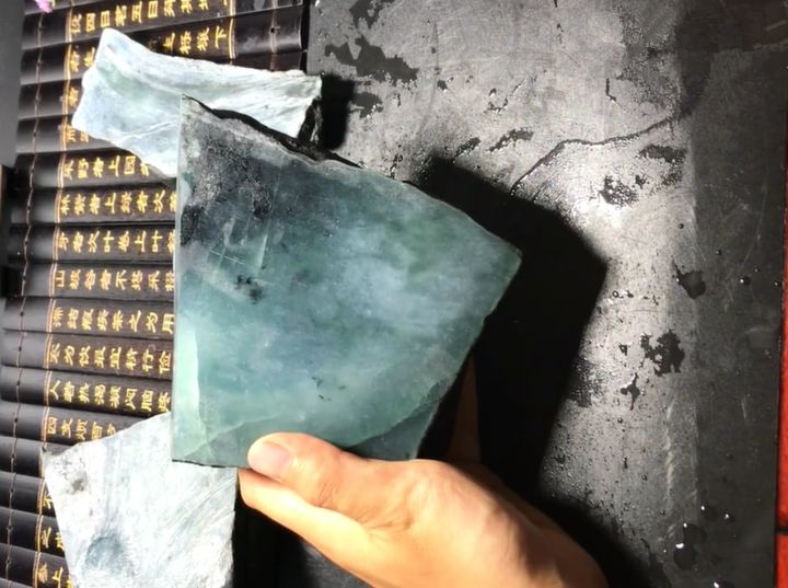 80年代|全是裂的翡翠料子,成品的逆袭让人不敢置信!