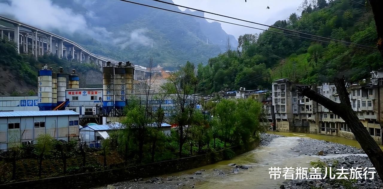 |渝东北自驾游：从亢谷出发一路雨雾蒙蒙像仙境，夜宿开州汉丰湖畔