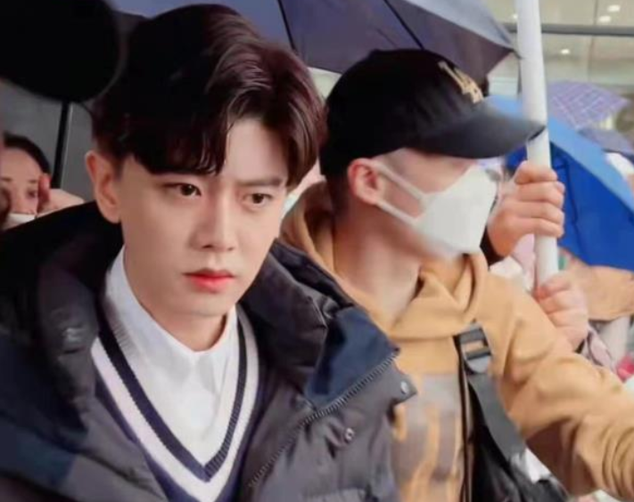 Angelababy|任嘉伦和杨颖菜市场的路透图，俊男美女很养眼，出人意料地般配