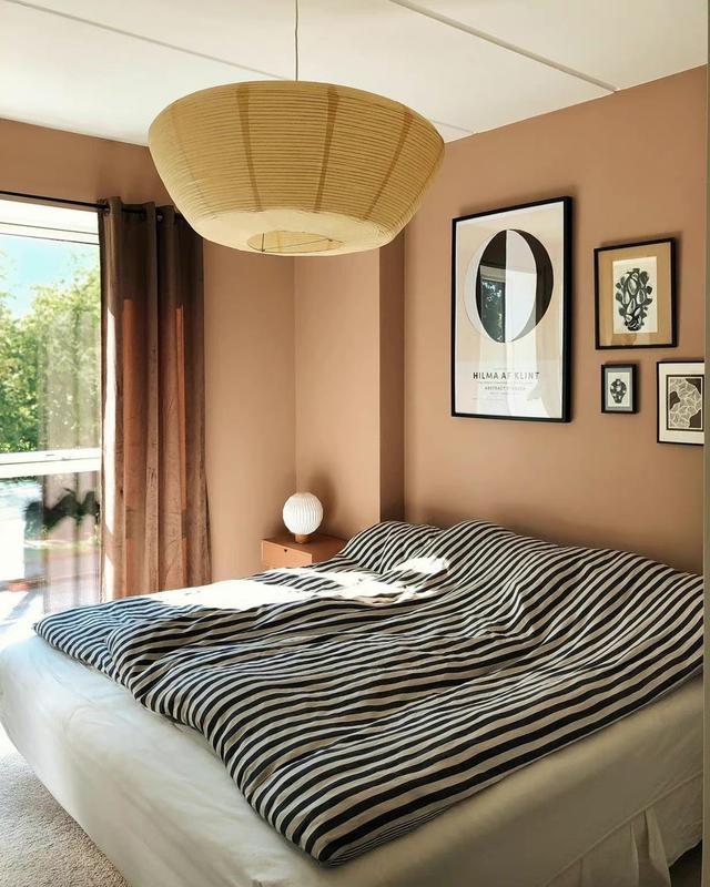 温暖的北欧风居所,空间有阳光,墙上有风景,随意中又不失温暖