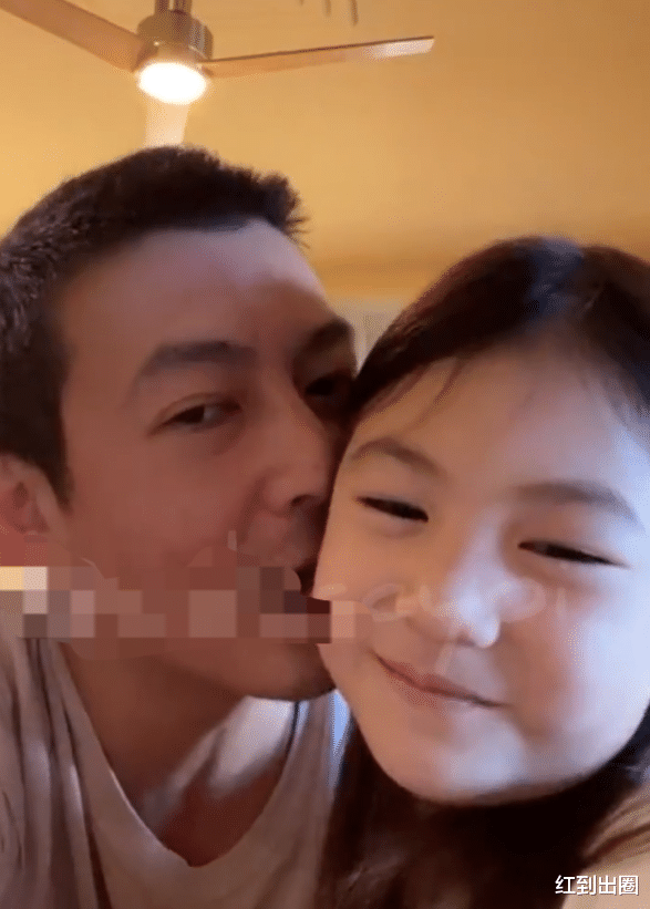 陈冠希|陈冠希带娃直播引热议！胡子拉揸略显老气，和5岁女儿嘴对嘴亲吻