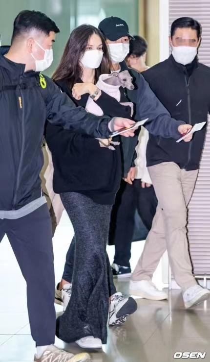 王力宏|新婚妻子挺孕肚陪宋仲基出国拍戏，出动多名保安筑人墙保护宋太太