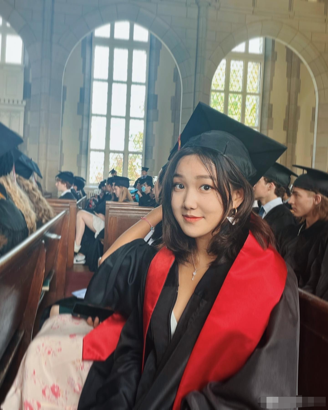 李静|主持人李静现身高档餐厅！18岁女儿身材太抢眼