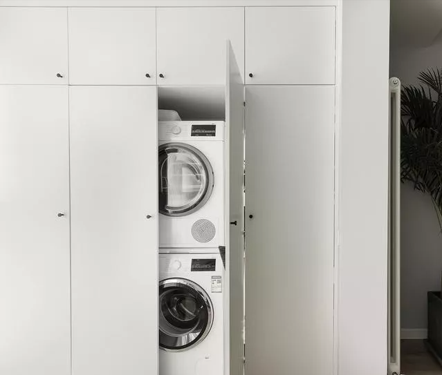 阳台别买洗衣柜,学着这样打一个,不仅实用,颜值还提高一倍