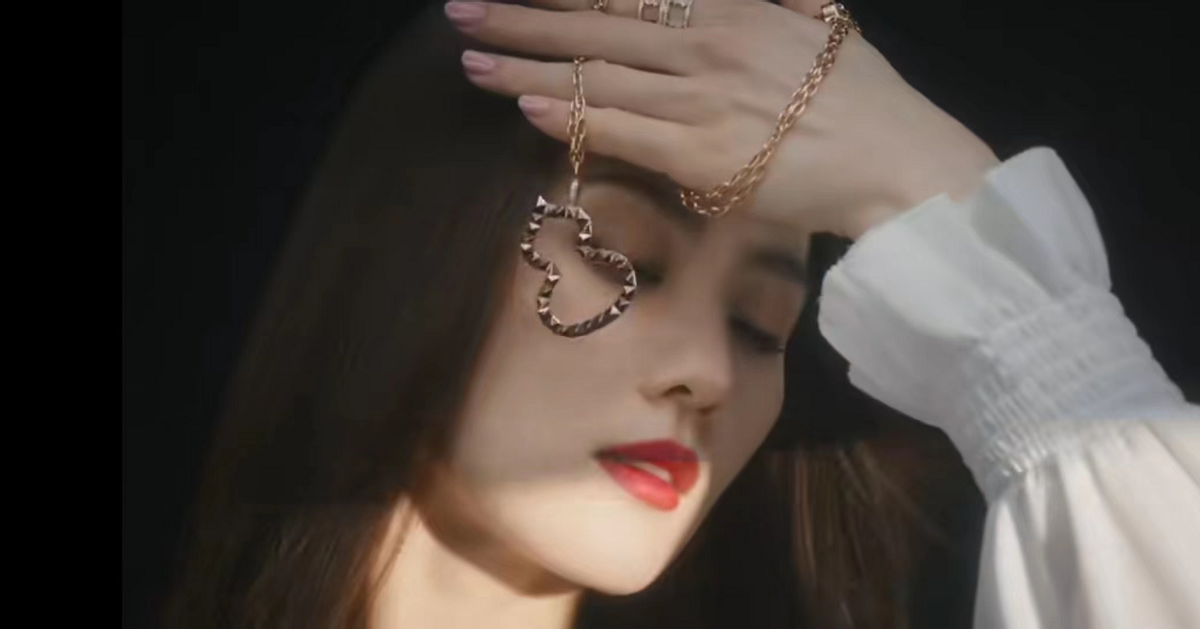 刘诗诗|刘诗诗拽起来的样子超惊艳！穿露肩上衣秀天鹅颈，大红唇造型封神