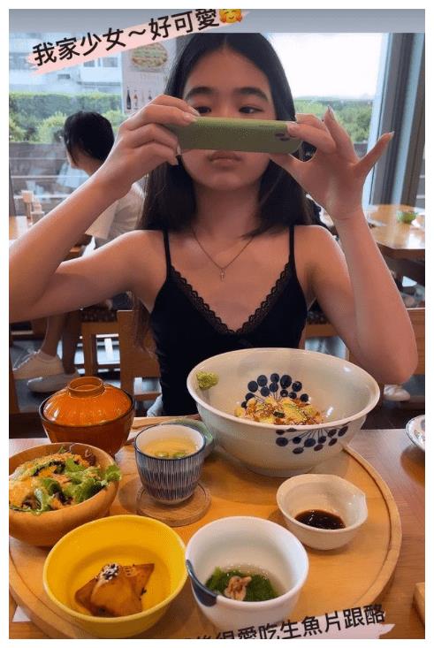 t恤 曹格女儿近照曝光，11岁做美甲穿吊带，四肢纤细颜值逆袭