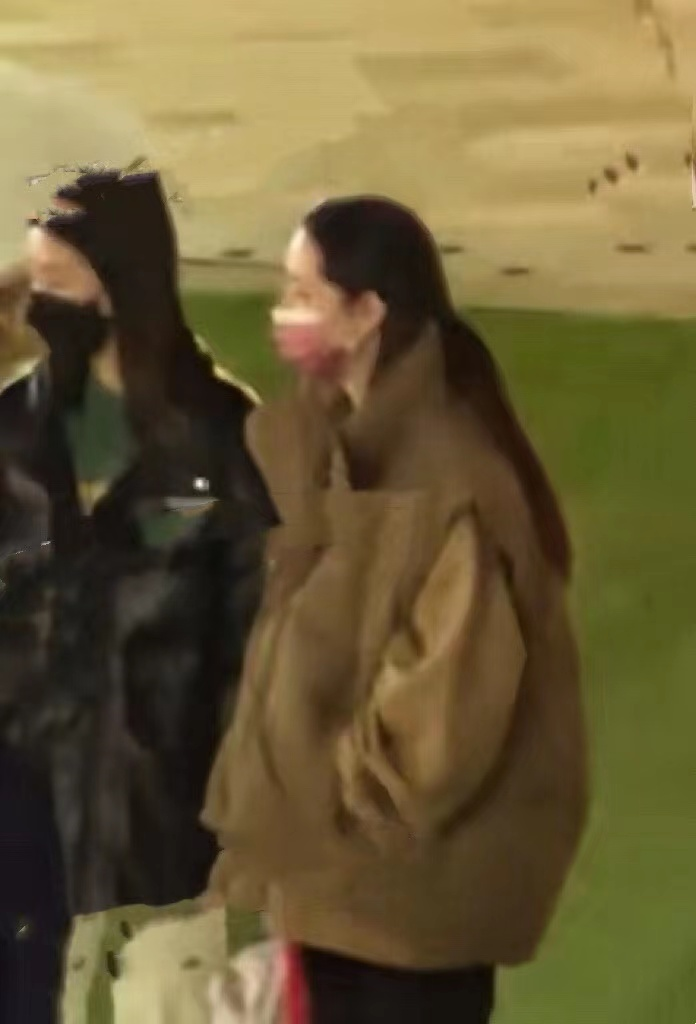 郭碧婷|向佐一家五口吃大餐!郭碧婷甜吻老公素颜显憔悴,小腹凸出孕味足