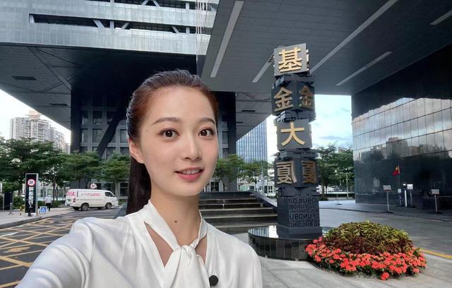 校花|冯琳现身复旦开学典礼,端庄大气尽显气质,简直就是新晋的校花!