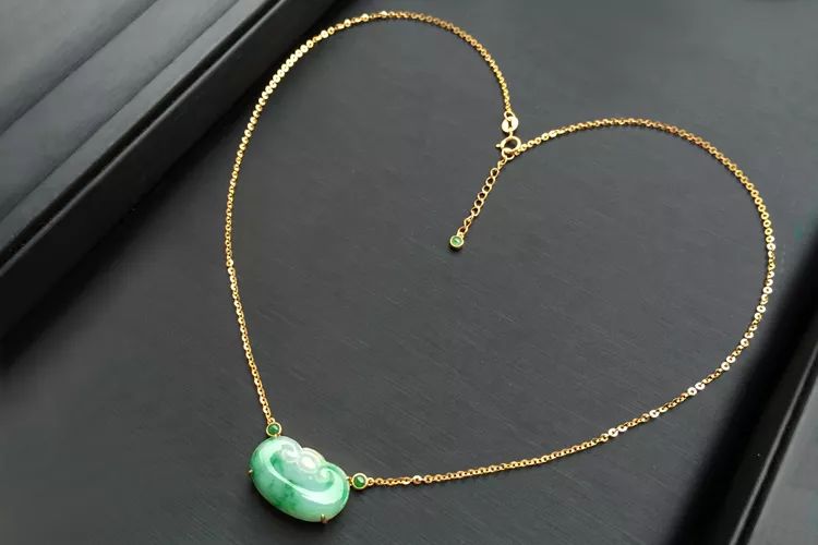 龙钞|某单位小伙9800拿下又嫩又老的翡翠原石,能否赌出惊喜?