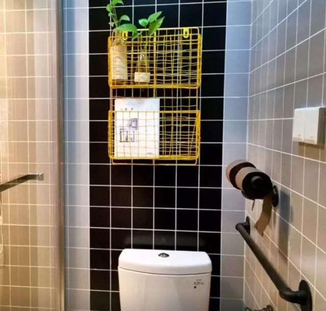 厕所再小,马桶旁也能“挤出”收纳!晒晒这20个案例,实用极了!