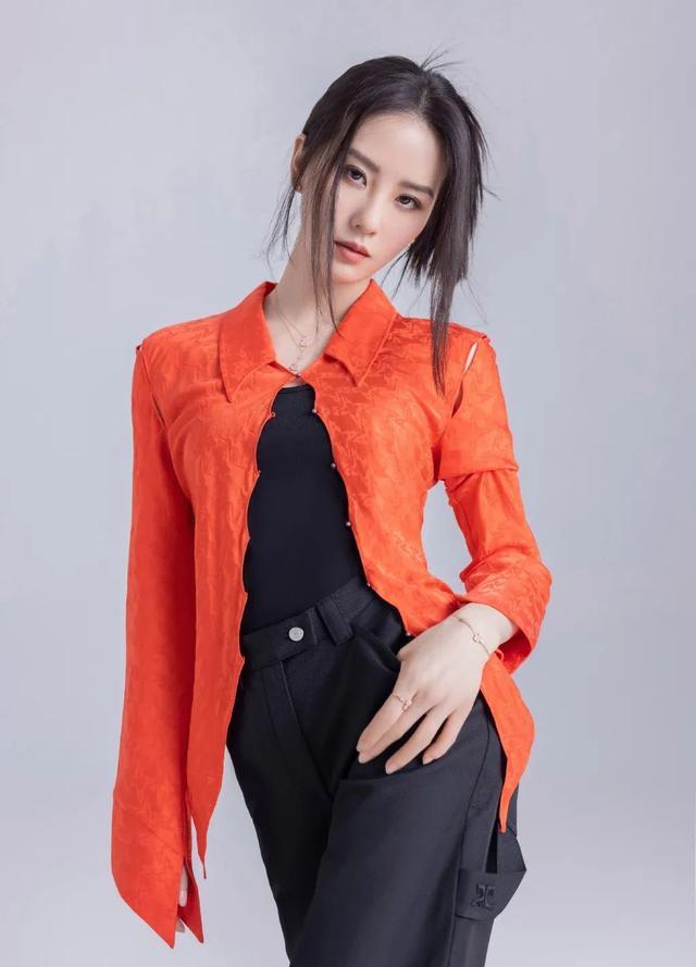 刘诗诗|刘诗诗打破年龄定义，挑战青春时尚风格，又高又瘦，凸显气质感