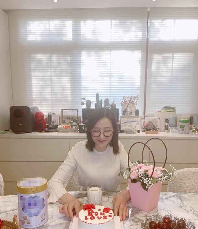 麦迪娜·买买提|麦迪娜和姜潮穿情侣装逛街购买,豪买奢侈品,有个富豪婆婆很幸福