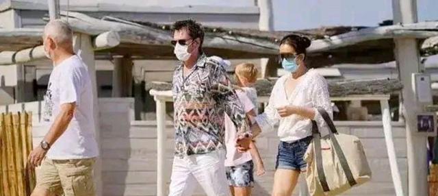 巩俐|巩俐丈夫米歇尔一点不懂怜香惜玉！女方全程拿着大包裹...