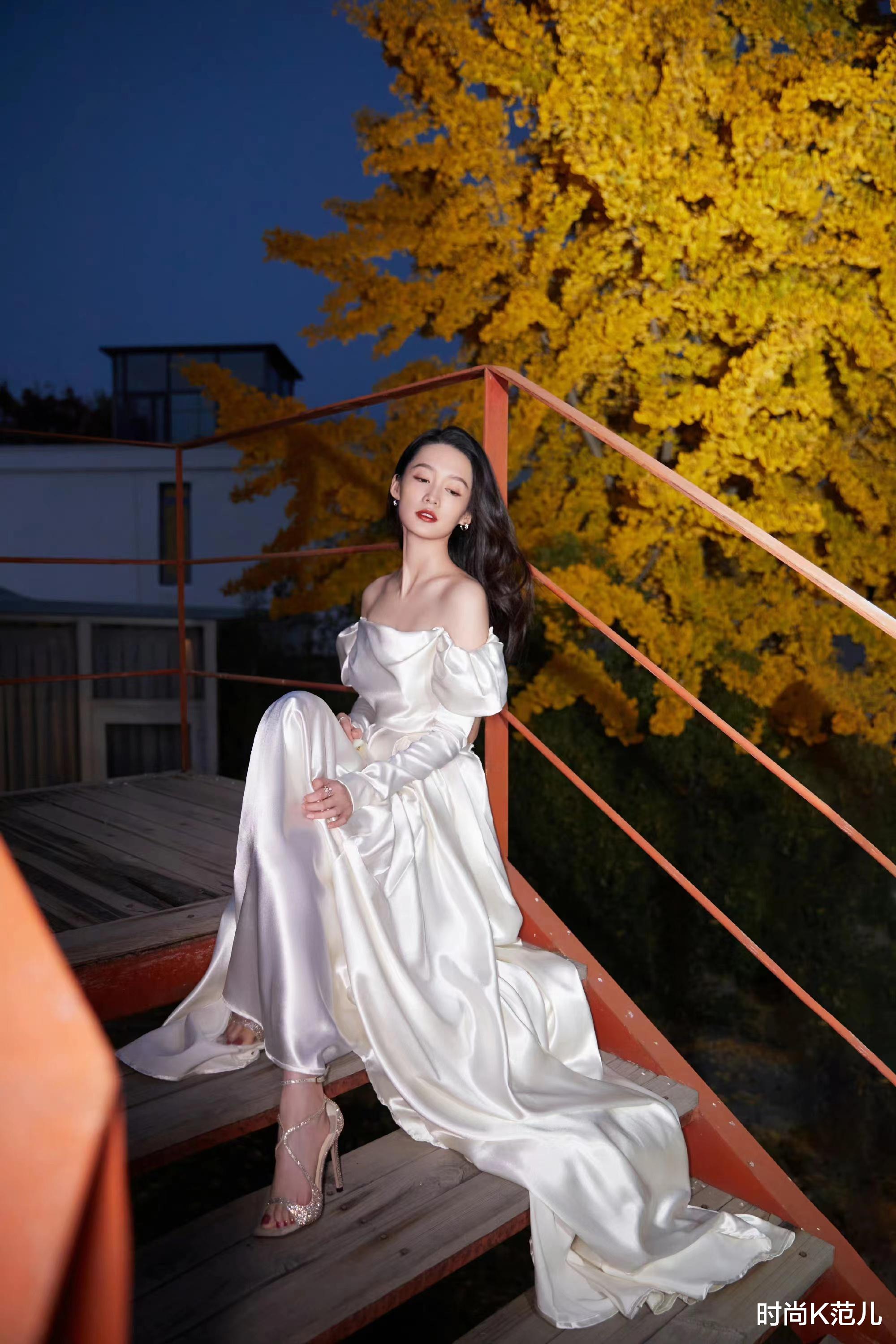 李沁|又被李沁美到了!一袭白色缎面拖尾长裙配大红唇,女神范十足