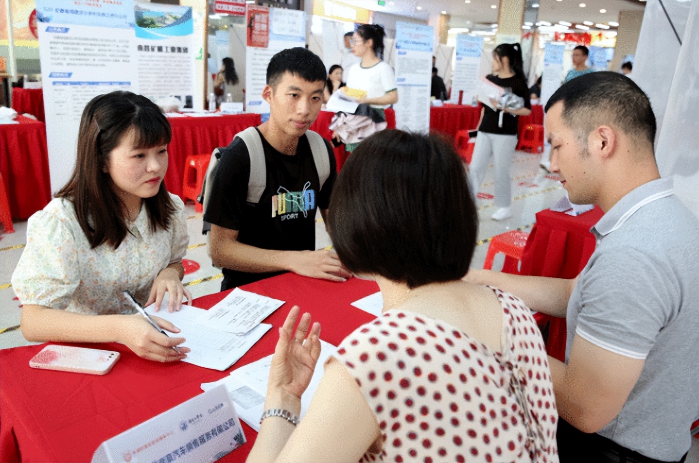 穿衣搭配|大学生的福利来了,国家电网再次公开招聘,应往届生均可报考