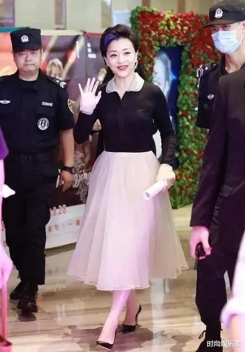 杨澜|杨澜穿荧光裙现身，富豪老公成小跟班，网友：爱情的力量真伟大！