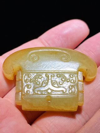 和田玉籽料|清乾隆 和田玉籽料 黄玉 玉钺 博古兽面纹 斧形珮 挂件