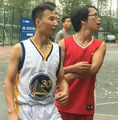 科比·布莱恩特|字母哥和姚明吃烧烤，科比当保安？这些山寨NBA球星太逼真！