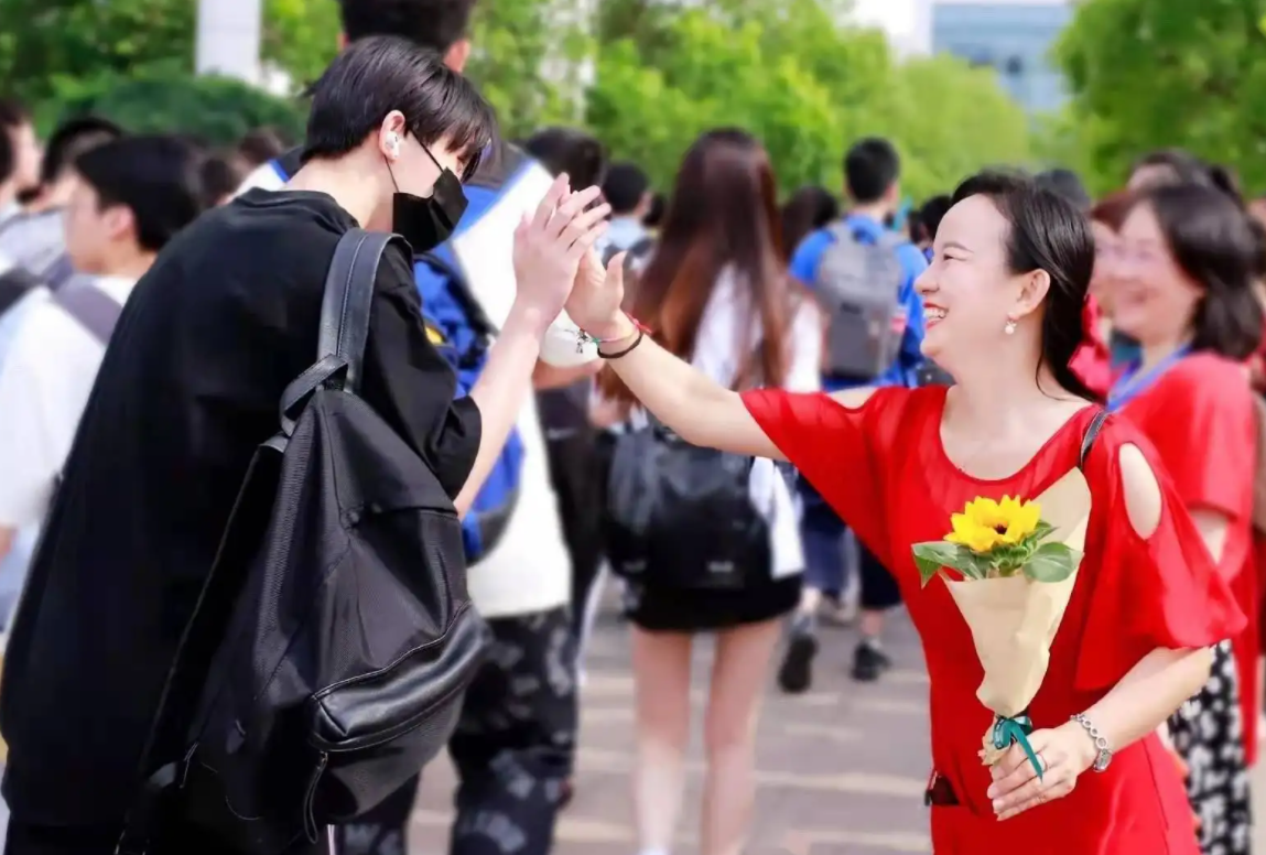 hr|大专学历仍被歧视？HR网上回复内容粗俗，后续处理令人解气