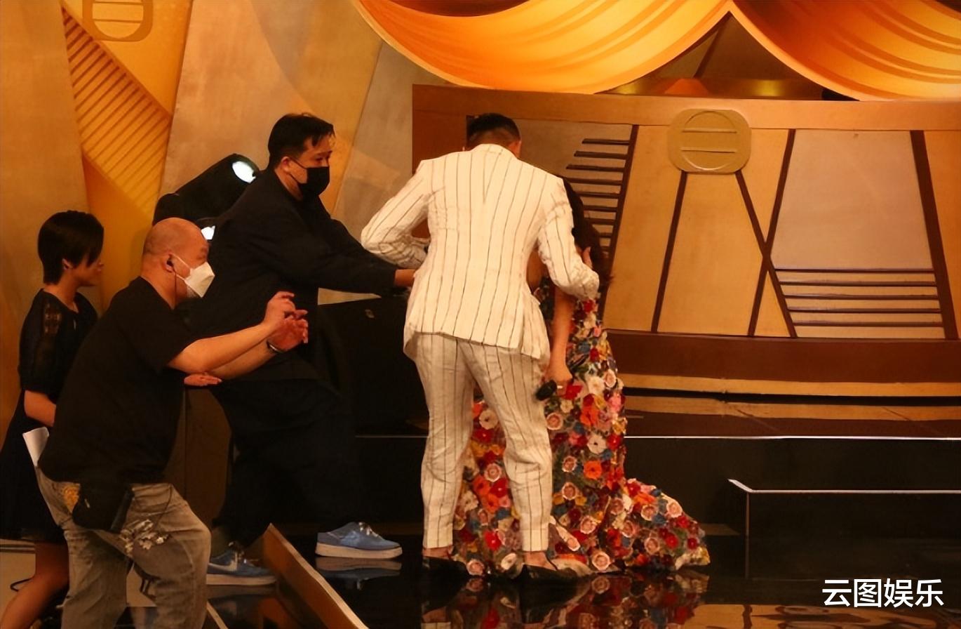 TVB|众星出席TVB节目巡礼，唐诗咏穿吊带裙意外跌倒，林峯堂妹站C位