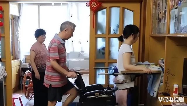 30岁女博士因病瘫痪,被丈夫抛弃,却靠一根手指逆风翻盘
